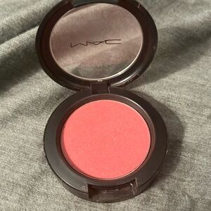 Discontinued MAC blush in Dollymix